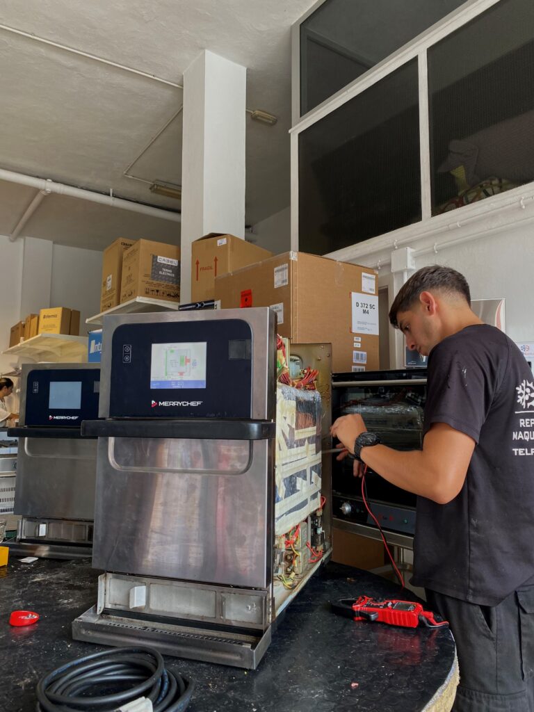 foto del servicio técnico arreglando maquinaria
