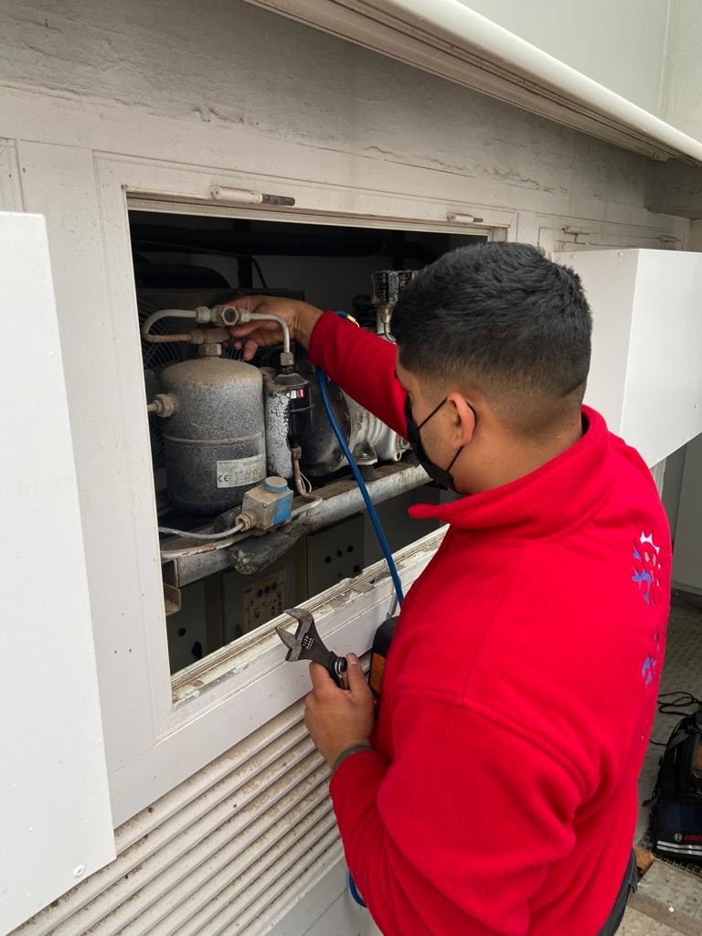 foto del servicio técnico arreglando maquinaria