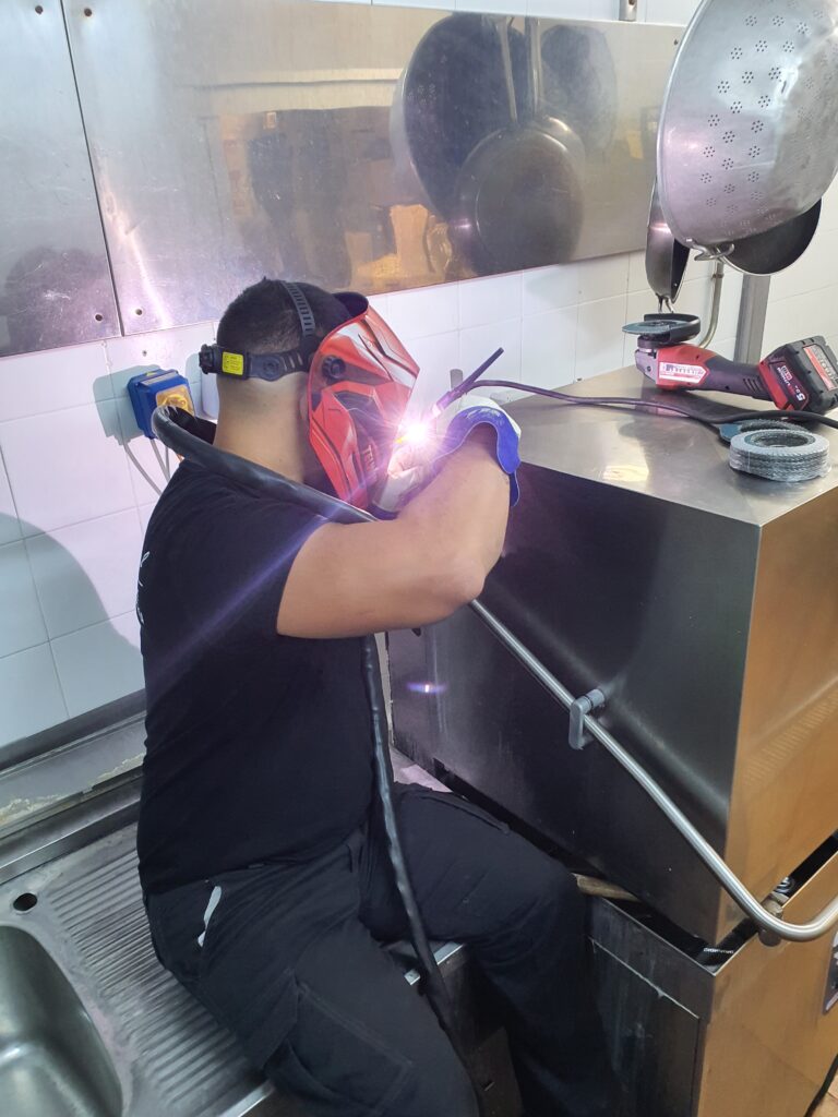 foto del servicio técnico arreglando maquinaria
