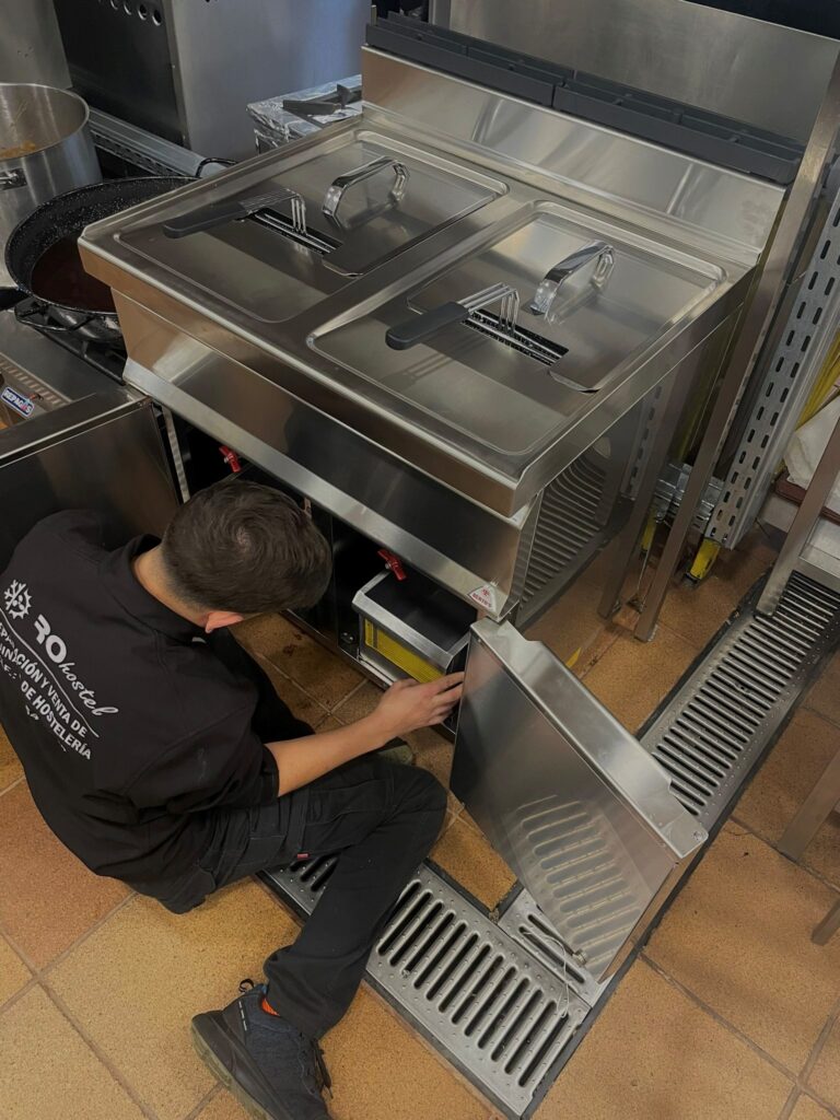 foto reparación y mantenimiento de maquinaria de hostelería del equipo técnico rohostel
